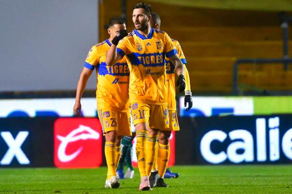 Gignac celebrando