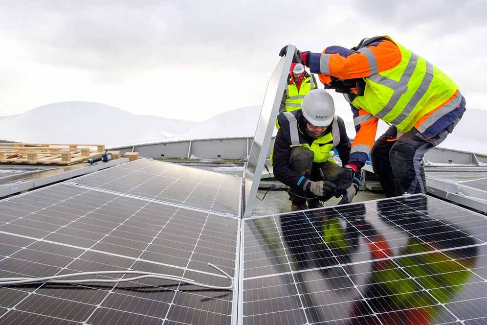 Paneles solares de Solarwatt, siendo instalados en el Estadio Olímpico de Berlín 