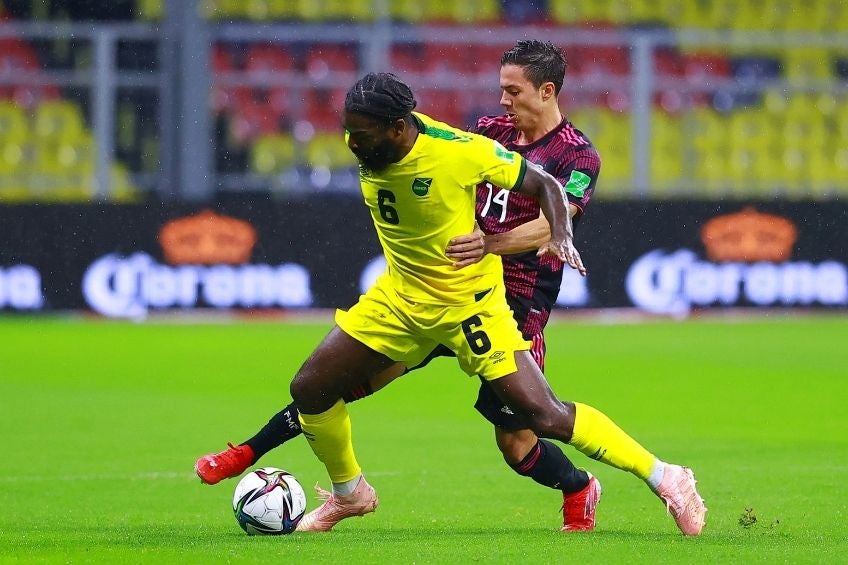 Anthony Grant y Sebastián Córdova durante el partido