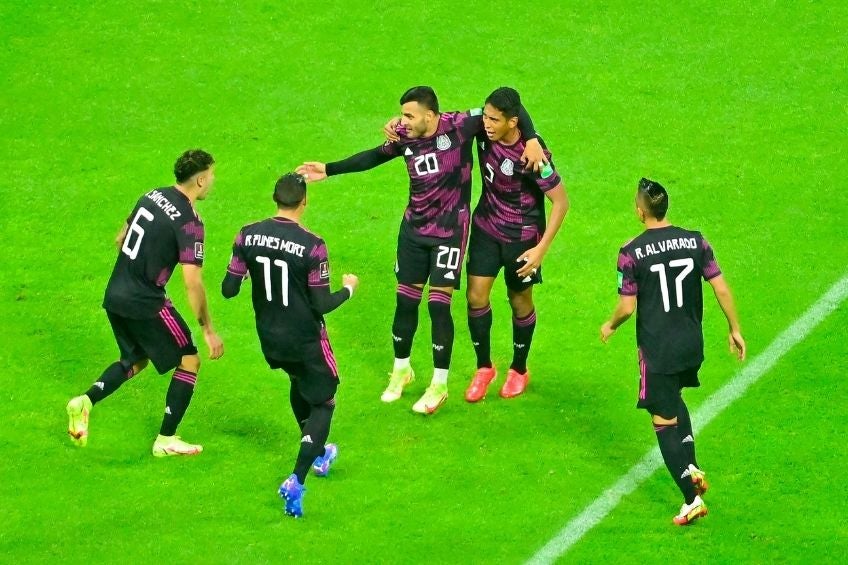 Jugadores de México festejando un gol