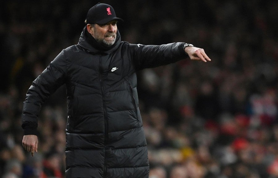 El técnico alemán dando instrucciones en juego del Liverpool