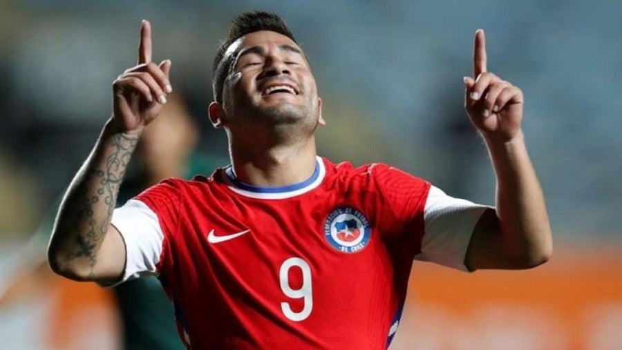 El jugador del León celebra gol con Chile