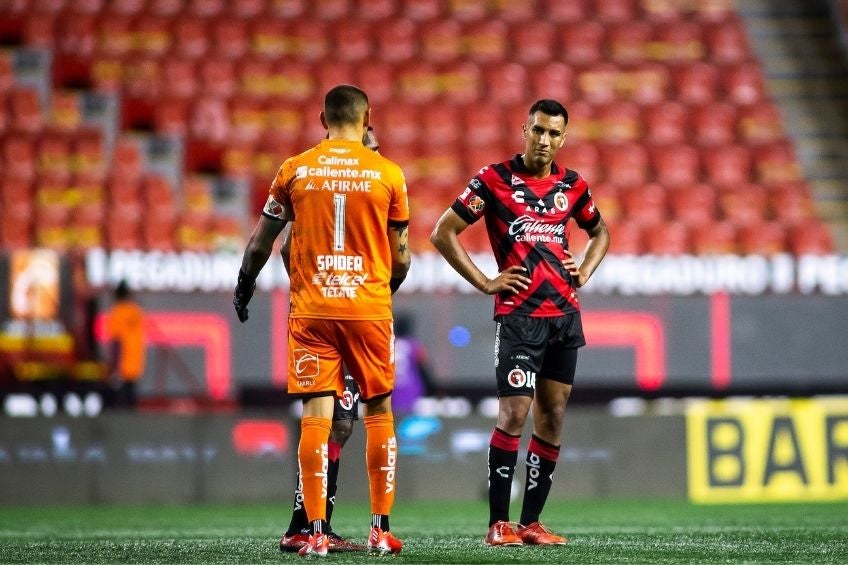 Jonathan Orozco y Mauro Manotas durante el partido contra Puebla