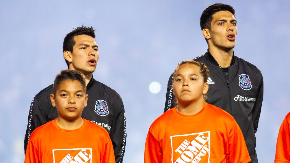 Lozano y Jiménez cantando el himno nacional mexicano