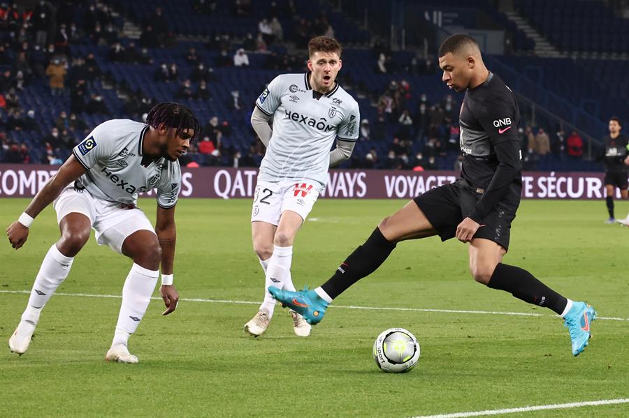 Kylian Mbappé durante un partido con el PSG