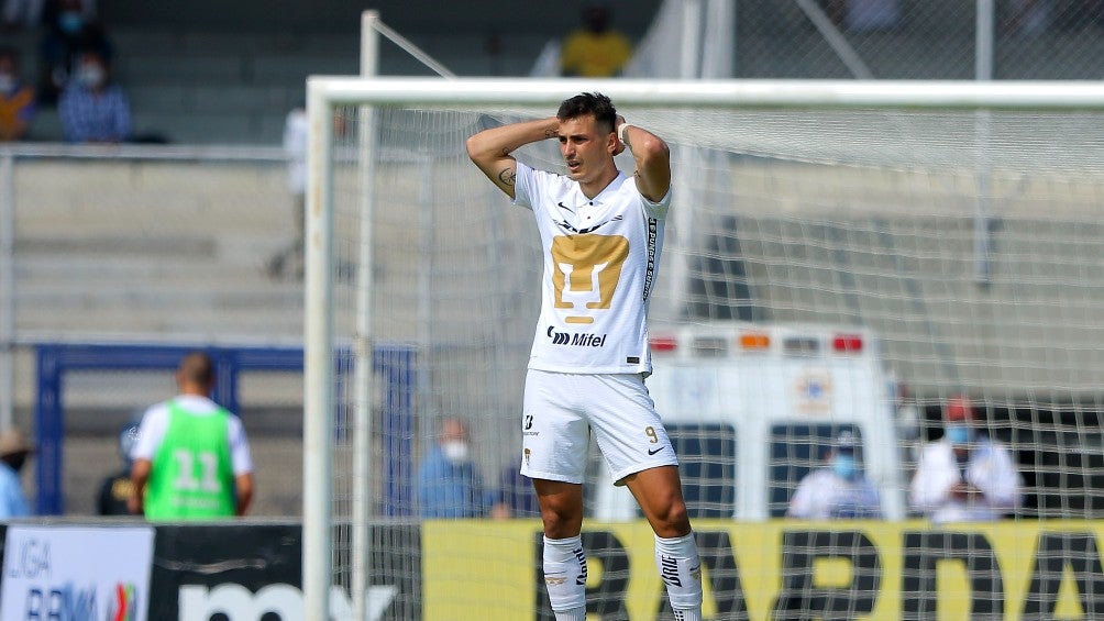 Juan Dinenno durante un partido con Pumas