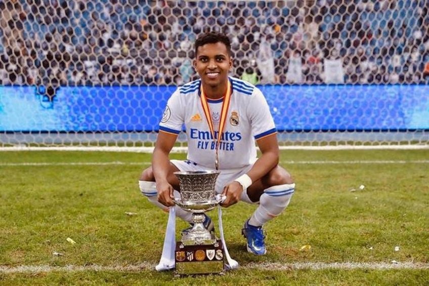 Rodrygo con el trofeo de la Supercopa de España