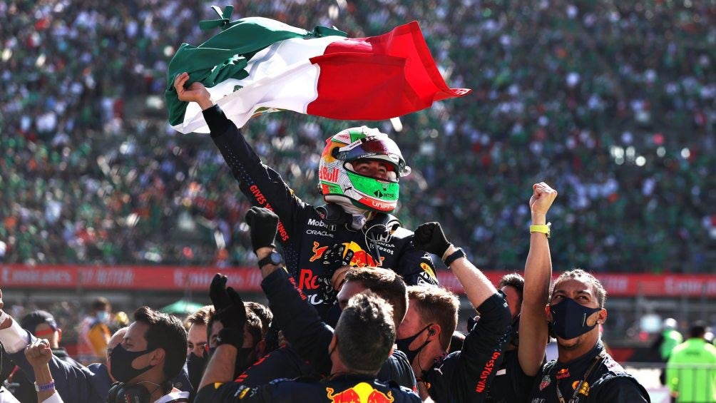 Checo Pérez festejando podio en el GP de México