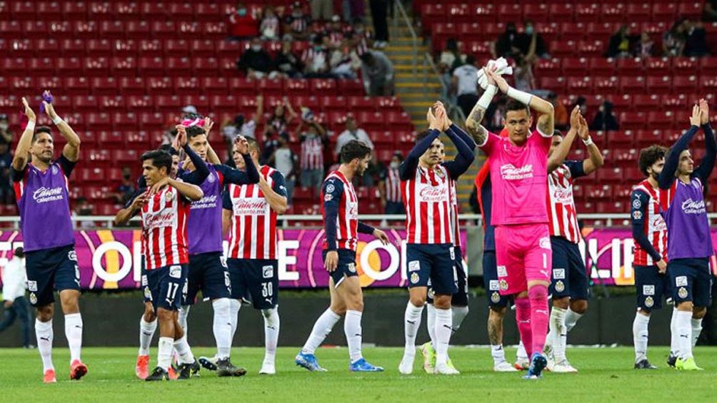 Jugadores de Chivas saludan a su afición tras un partido