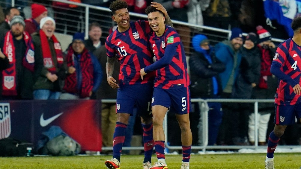 Antonee Robinson celebra con Estados Unidos