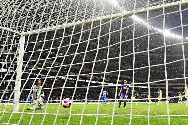 Pol Fernández le anota a Memo Ochoa en el Clásico Capitalino