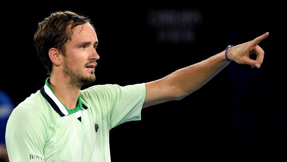 Daniil Medvedev jugando partido ante Stefanos Tsitsipas