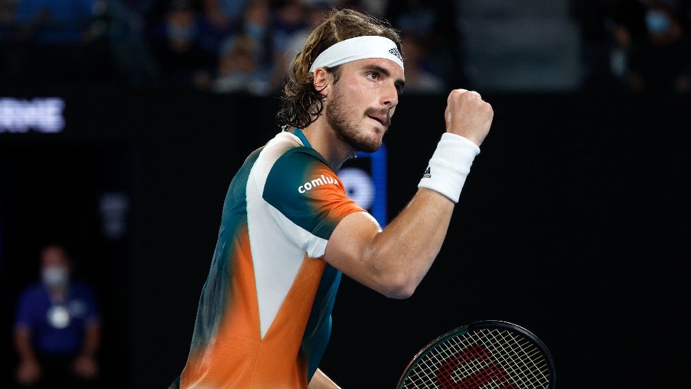 Stefanos Tsitsipas jugando partido en el Abierto de Australia