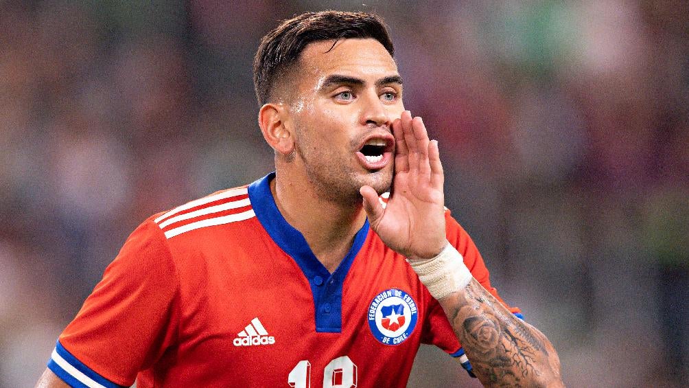 Sebastián Vegas jugando partido con la Selección de Chile