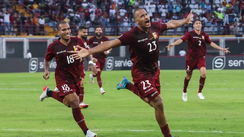 Salomón Rondón festejando gol con la Selección de Venezuela