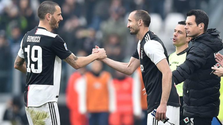 Leonardo Bonucci sale y entra al campo Giorgio Chiellini