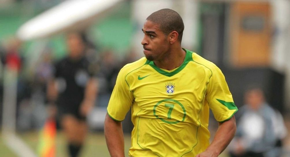 Adriano durante un partido de Brasil