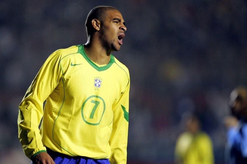 Adriano durante un partido de Brasil