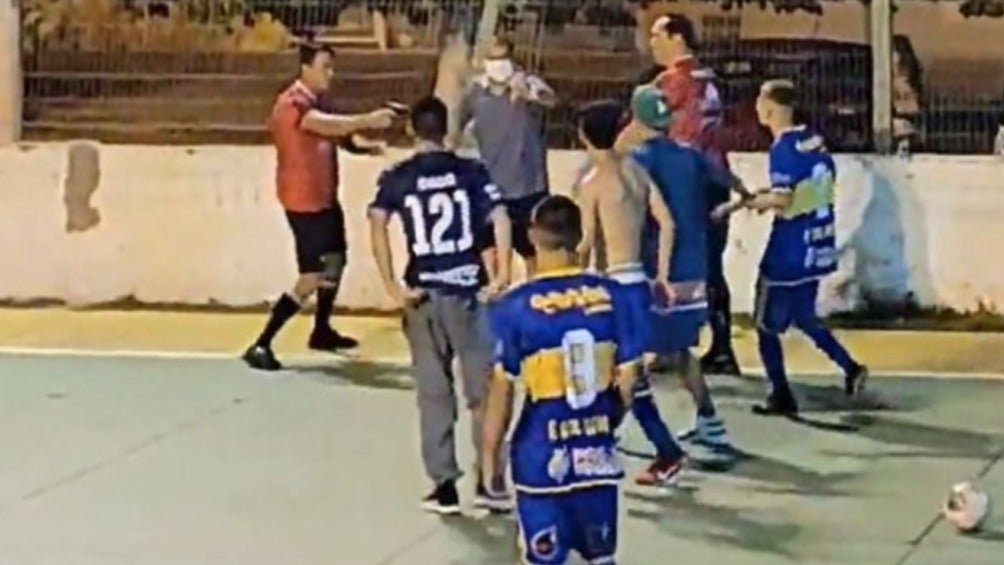 Árbitro golpea con pistola a jugadores de futbol sala en Brasil