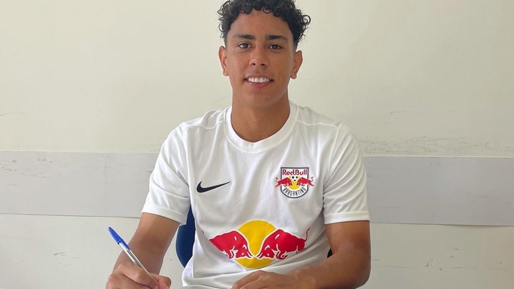 Alejandro Viniegra firmando contrato con Red Bull Bragantino