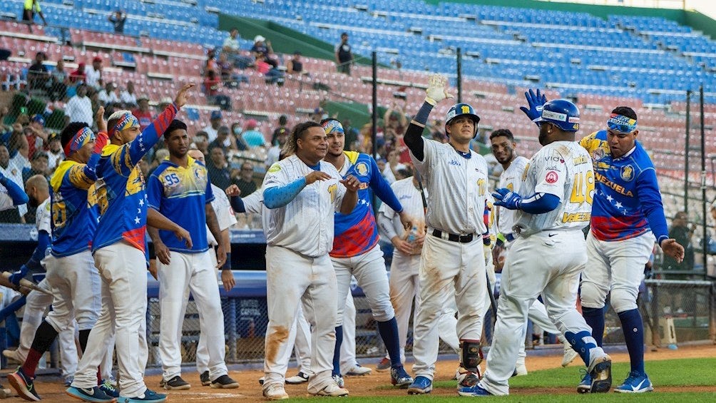 Jugadores de Venezuela festejan victoria vs México