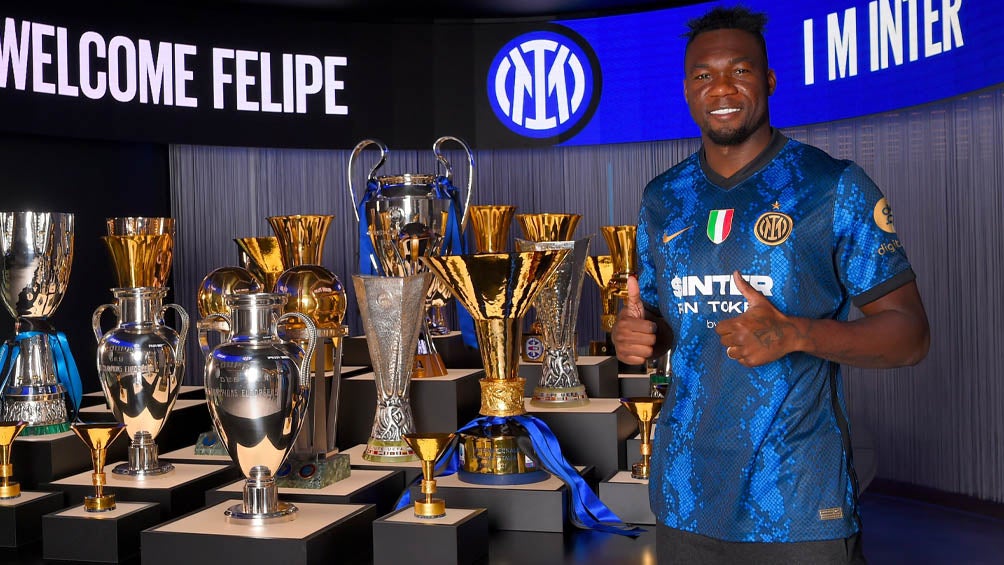 Felipe Caicedo ya posa con la camiseta del Inter 