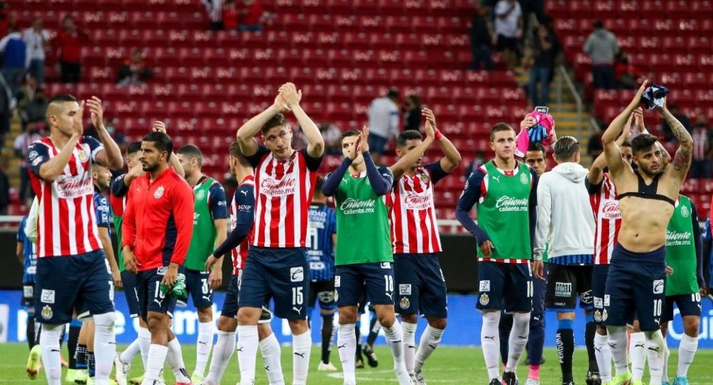 Jugadores de Chivas tras el partido