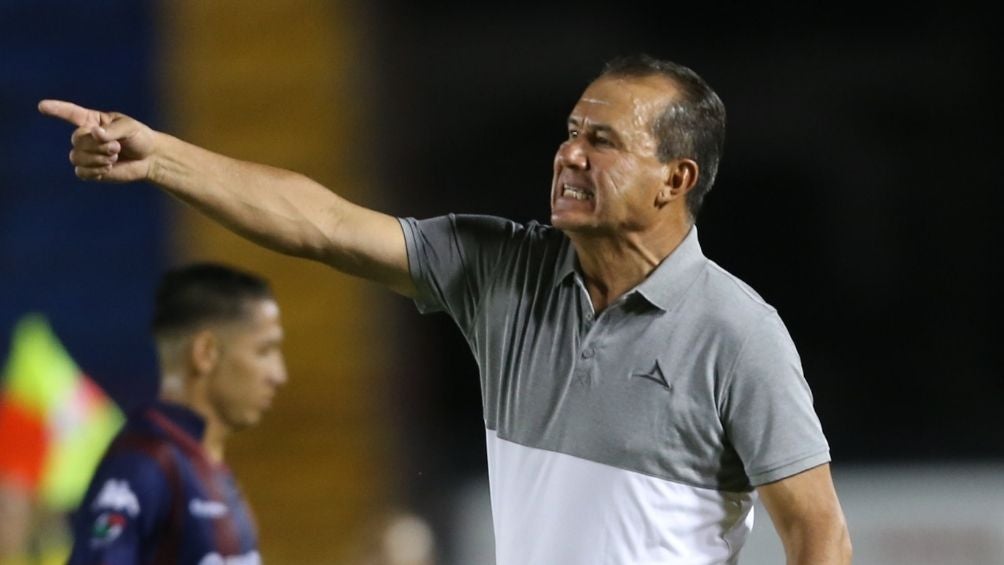 El entrenador dando indicaciones