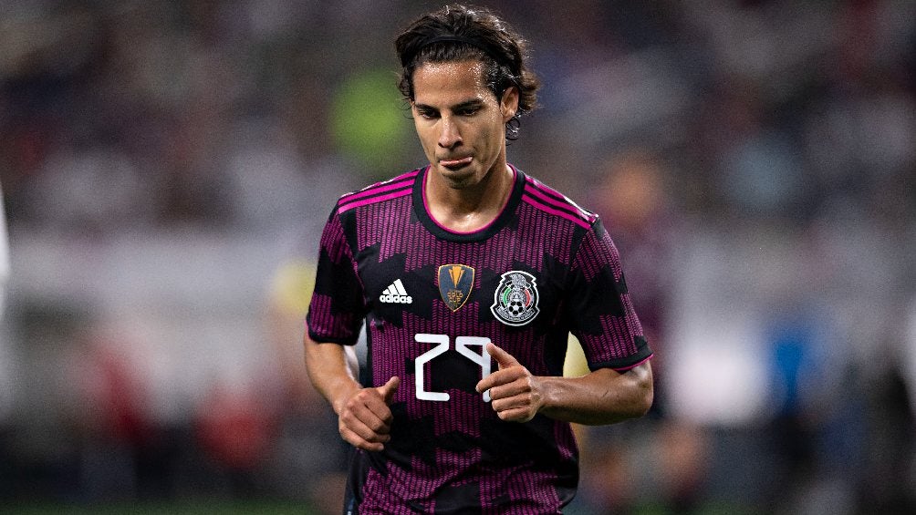 Diego Lainez jugando partido con la Selección Mexicana