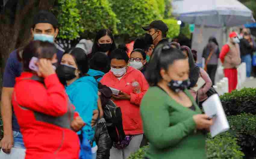 Fila de gente para la prueba en CDMX 