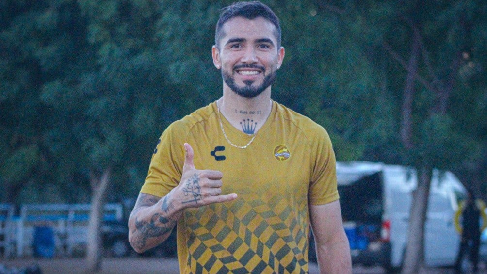 Mario 'Mono' Osuna posa con la indumentaria de Dorados