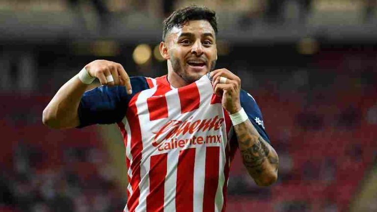 Vega festeja un gol con Chivas