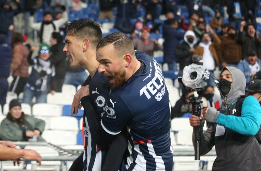 Janssen y Montes celebrando un gol a favor