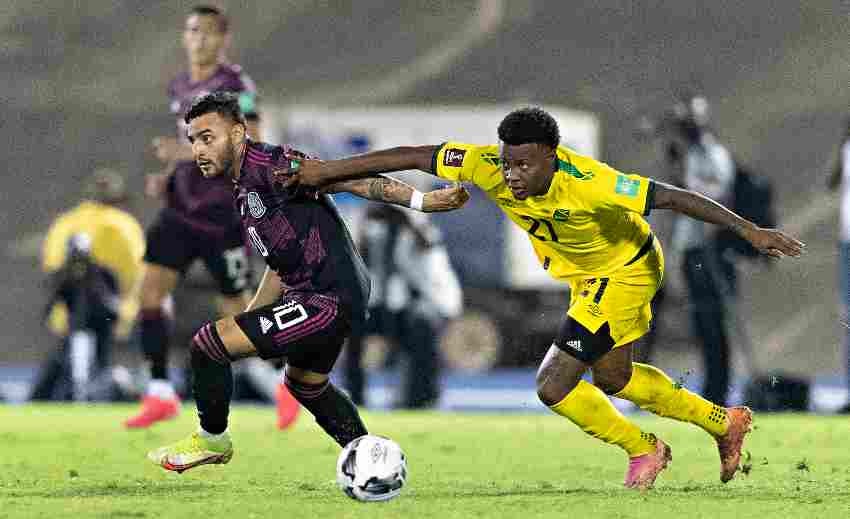 Alexis Vega disputando un balón vs Jamaica 