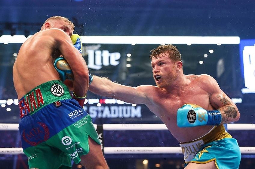 Canelo enfrentando a Saunders