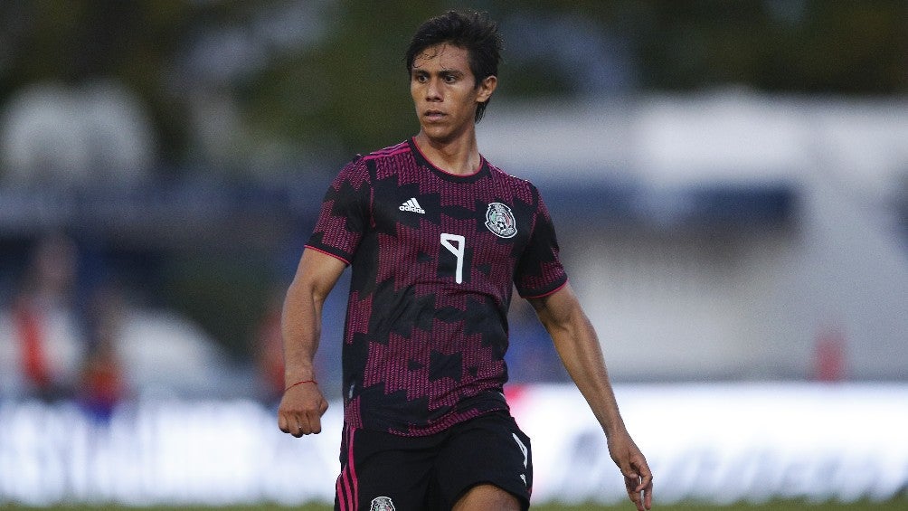 José Juan Macías jugando partido con la Selección Mexicana