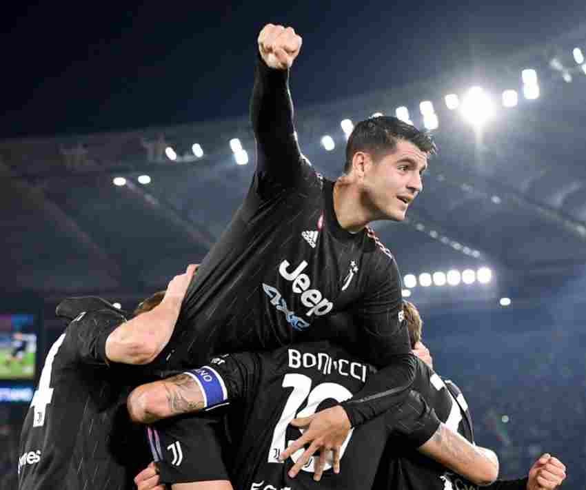 Álvaro celebrando un gol 