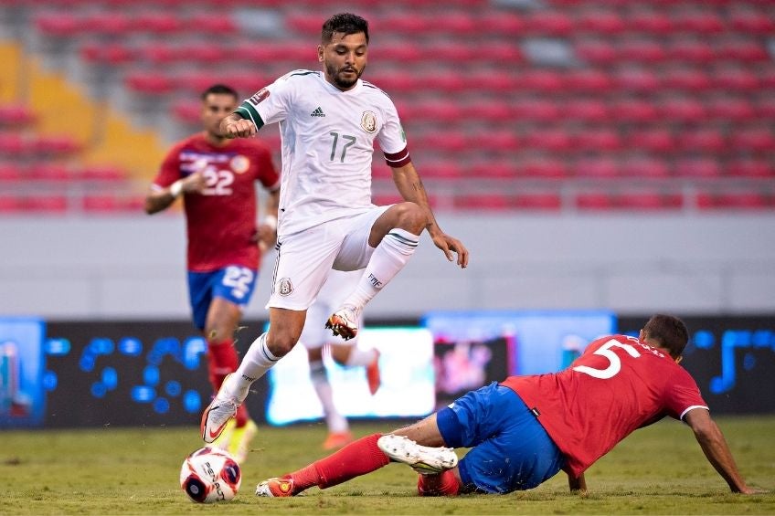 Tecatito Corona jugando contra Costa Rica