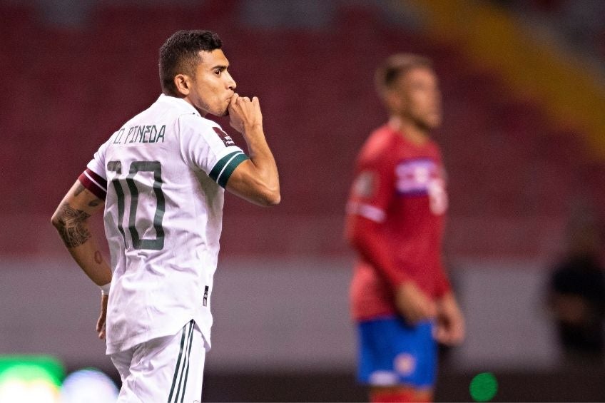 Orbelín Pineda festejando el gol de México