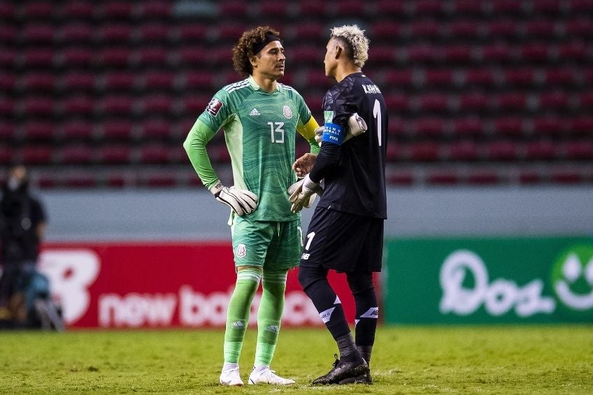 Guillermo Ochoa y Keylor Navas tras el partido