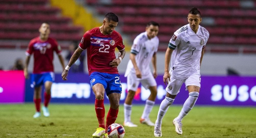 Roberto Alvarado durante el partido