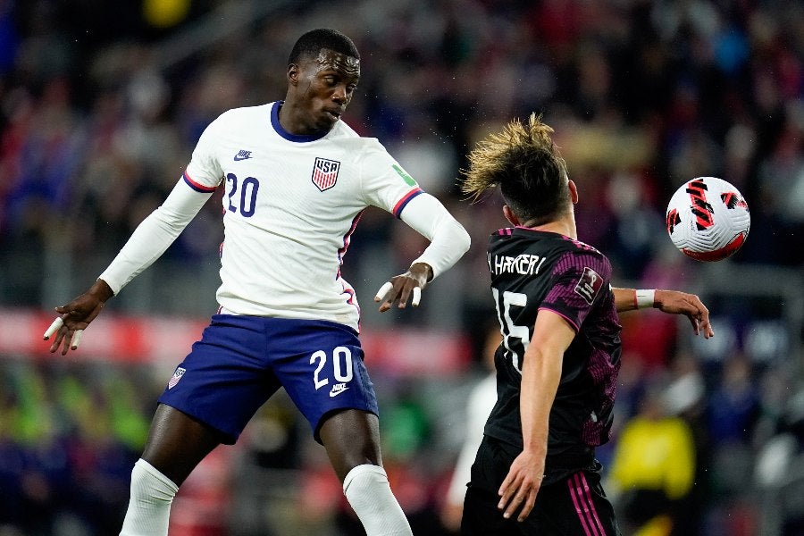 Tim Weah durante un partido con Estados Unidos