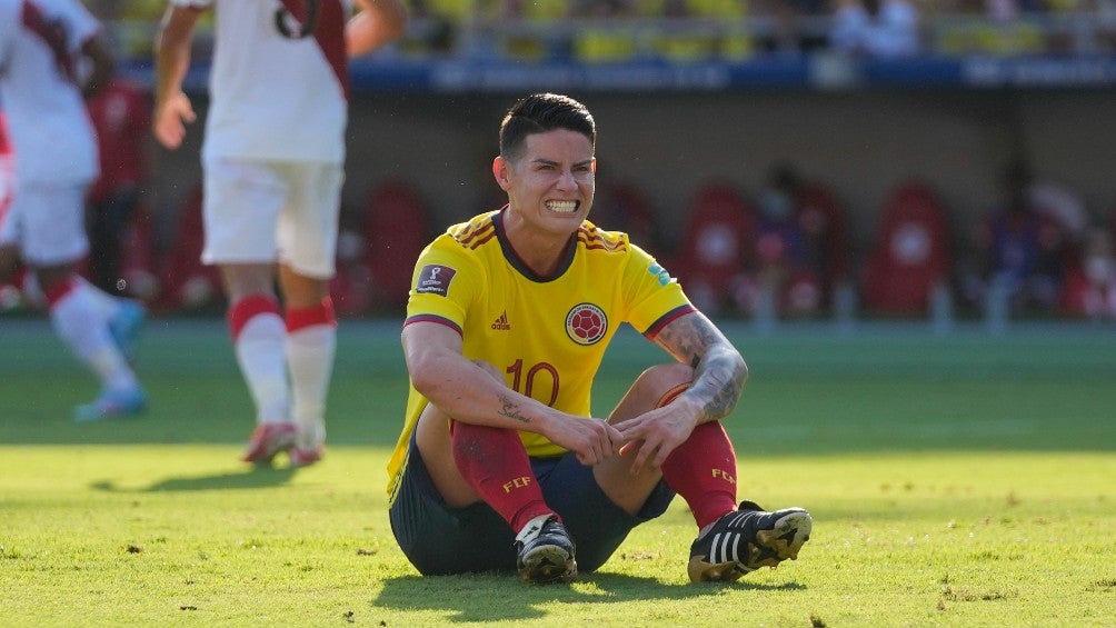 James Rodríguez reacciona durante partido