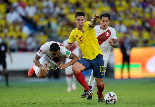 James Rodríguez en acción ante Perú