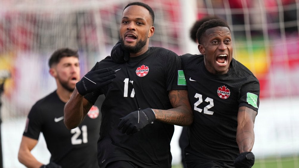 Cyle Larin en festejo con Canadá ante EUA