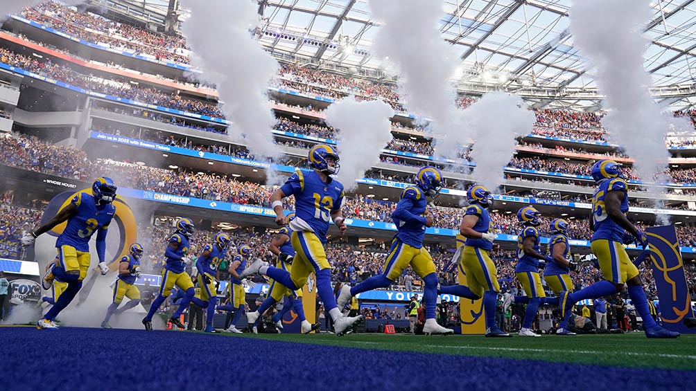 Los Rams ingresan al campo del SoFi Stadium