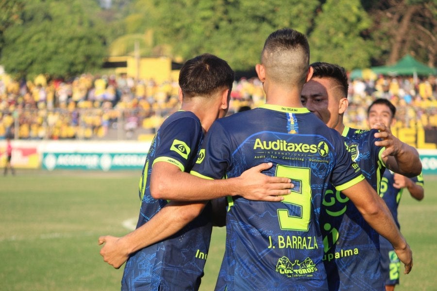 Jahir Barraza festejando un gol con el Santa Tecla