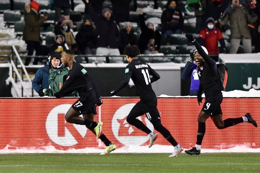 Cyle Larin festejando un gol contra México