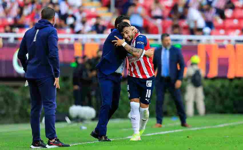 Vega y Leaño celebrando un gol 