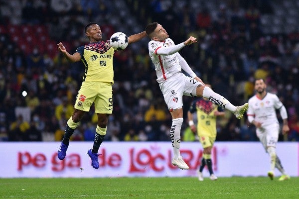 Pedro Aquino en acción con América